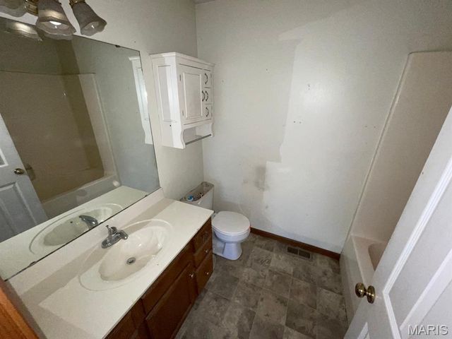 888 W Country Lane, Collinsville, IL 62234