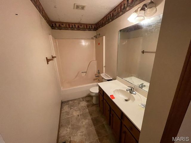 888 W Country Lane, Collinsville, IL 62234