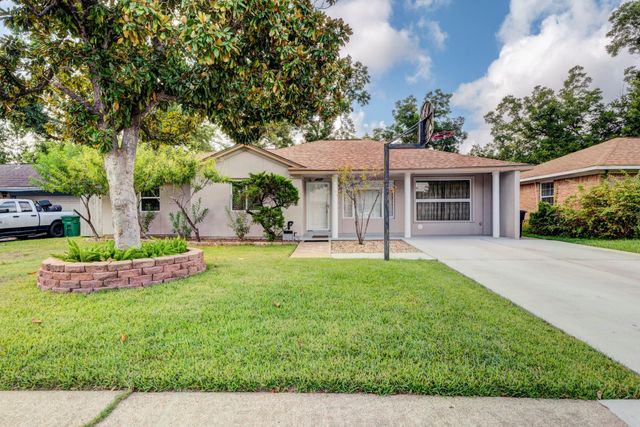 213 W Spreading Oak Drive, Houston, TX 77076