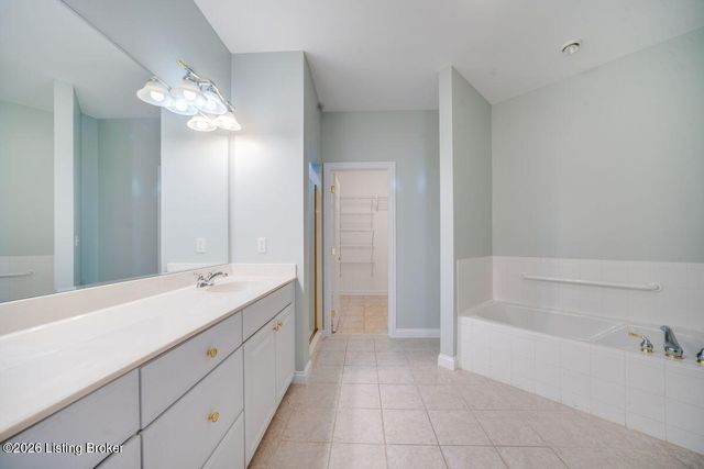 711 Savoy Rd, Louisville, KY 40223