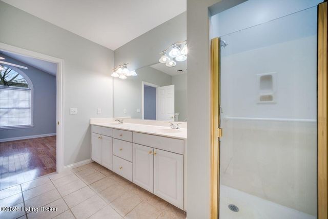 711 Savoy Rd, Louisville, KY 40223