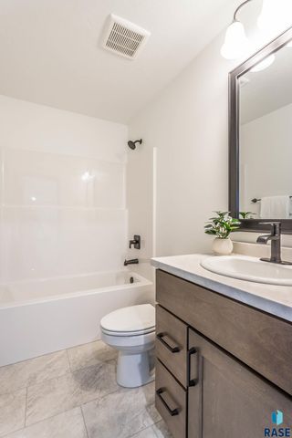 512 Shirley St Street, Harrisburg, SD 57032