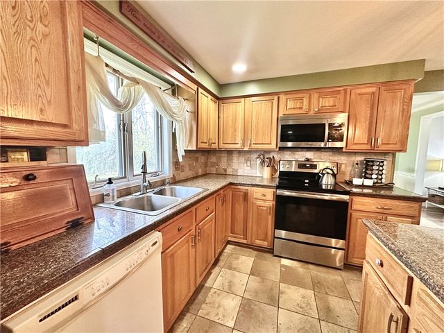 72 Heather Dale, Henrietta, NY 14467