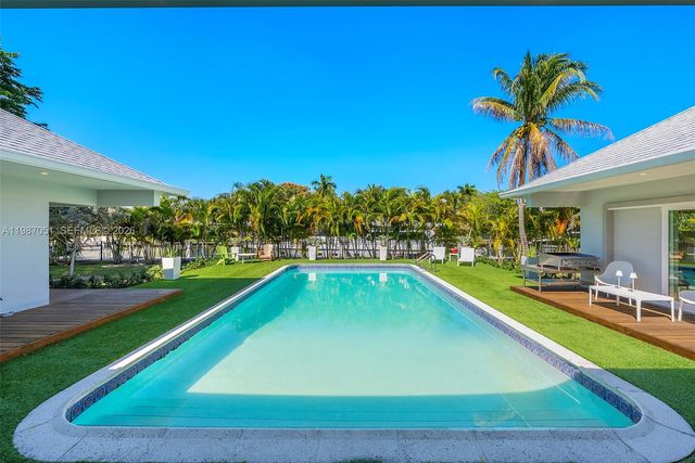424 Alamanda Drive, Hallandale Beach, FL 33009