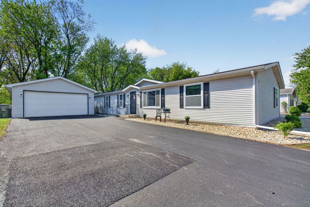 22533 S Woodside Drive, Channahon, IL 60410