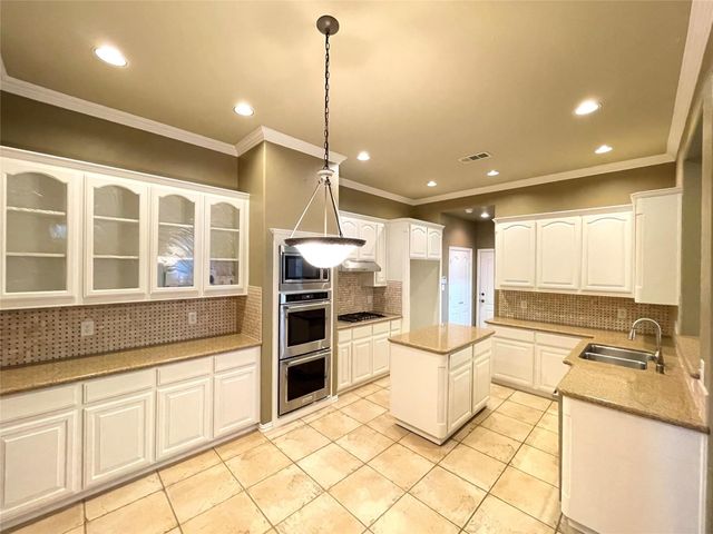 40 Emerald Pond Drive, Frisco, TX 75034