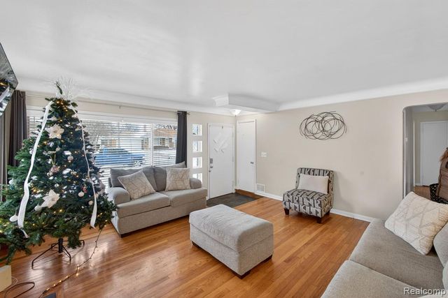 20924 Bon Brae Street, Saint Clair Shores, MI 48081