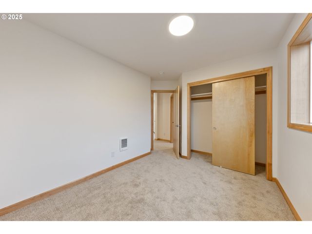 648 OAKWOOD Dr, Eugene, OR 97402