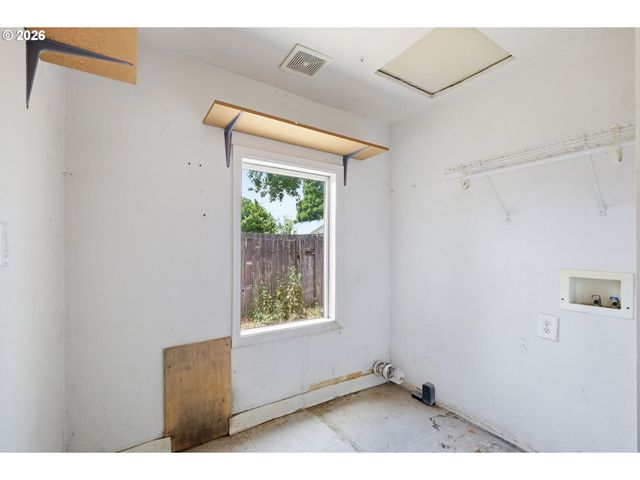 355 N GROVE Ct, Eugene, OR 97404