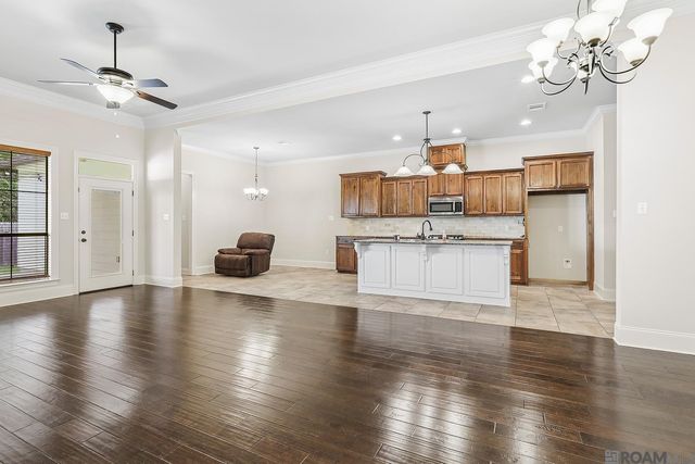 8127 Valencia Ct, Baton Rouge, LA 70820