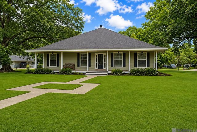 8232 Hermitage Dr, Denham Springs, LA 70726