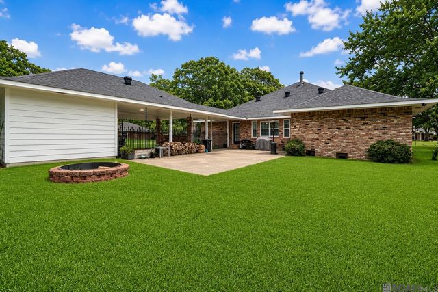 8232 Hermitage Dr, Denham Springs, LA 70726