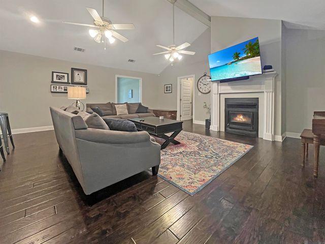 8232 Hermitage Dr, Denham Springs, LA 70726