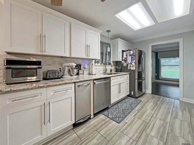 8232 Hermitage Dr, Denham Springs, LA 70726