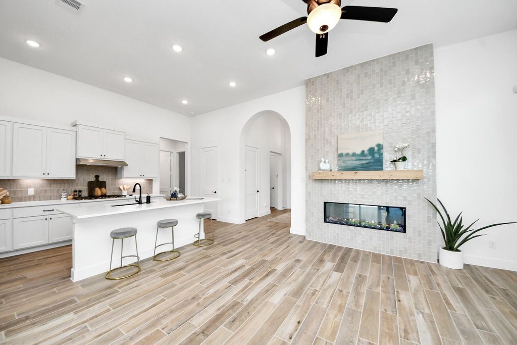 9438 Chateau Hill, Iowa Colony, TX 77578