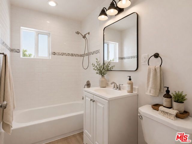 6033 Fallbrook Avenue, Woodland Hills (los Angeles), CA 91367