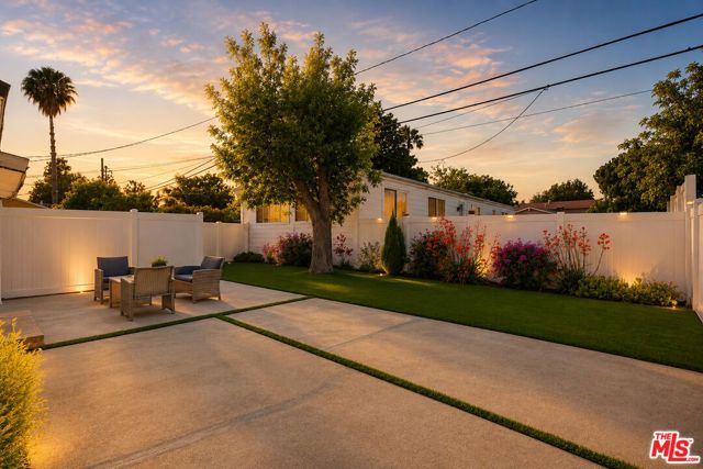 6033 Fallbrook Avenue, Woodland Hills (los Angeles), CA 91367