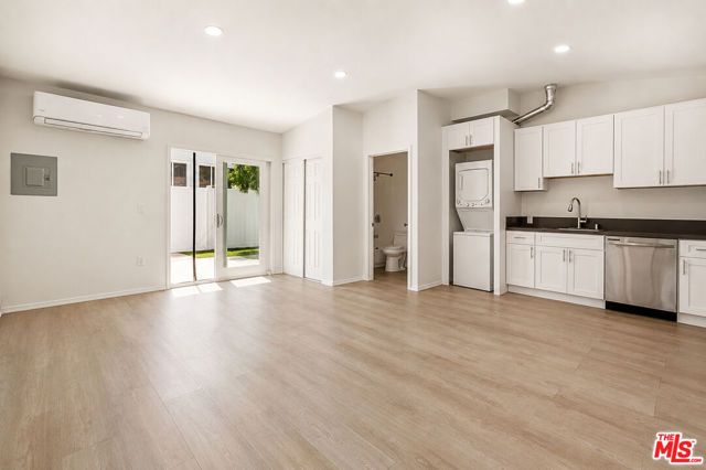 6033 Fallbrook Avenue, Woodland Hills (los Angeles), CA 91367