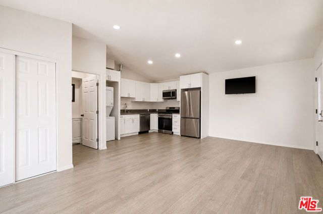 6033 Fallbrook Avenue, Woodland Hills (los Angeles), CA 91367