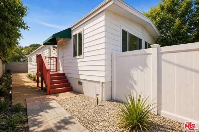 6033 Fallbrook Avenue, Woodland Hills (los Angeles), CA 91367