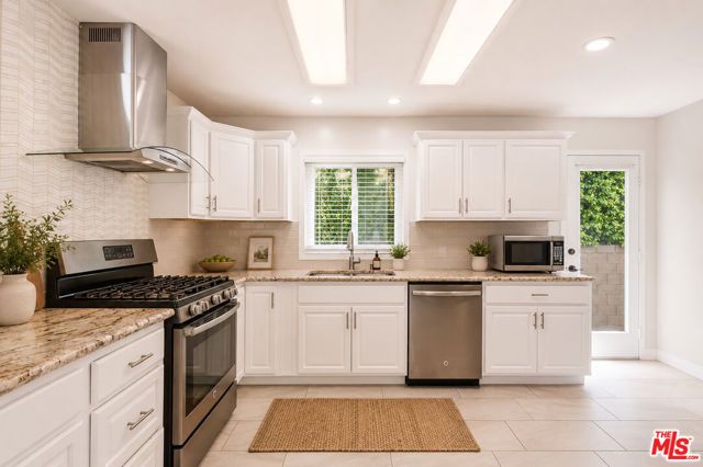 6033 Fallbrook Avenue, Woodland Hills (los Angeles), CA 91367