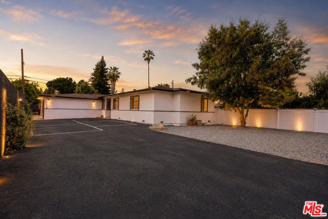 6033 Fallbrook Avenue, Woodland Hills (los Angeles), CA 91367