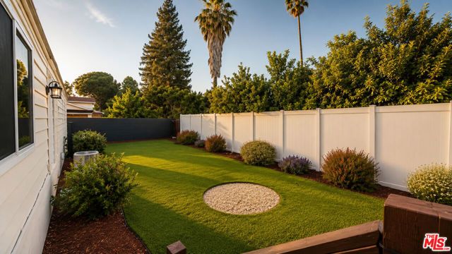 6033 Fallbrook Avenue, Woodland Hills (los Angeles), CA 91367