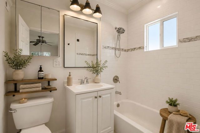 6033 Fallbrook Avenue, Woodland Hills (los Angeles), CA 91367