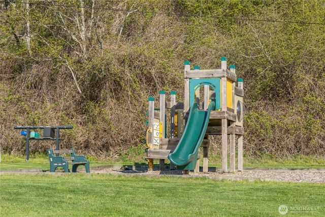 7847 Blakely Avenue, Clinton, WA 98236