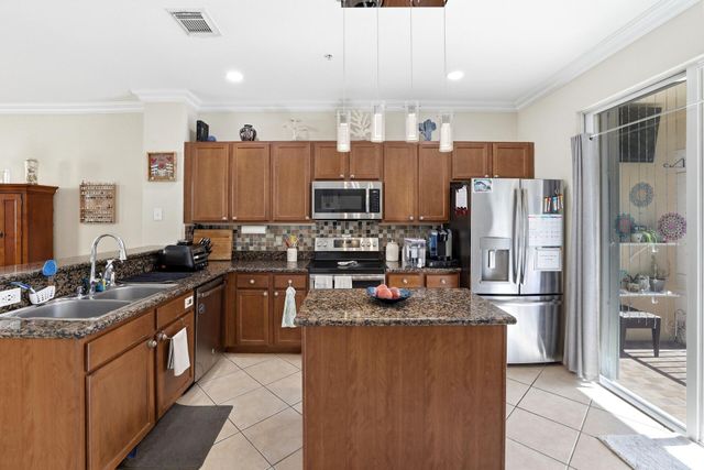 2905 S Greenleaf Circle, Boynton Beach, FL 33426