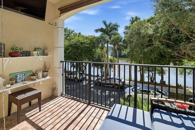 2905 S Greenleaf Circle, Boynton Beach, FL 33426