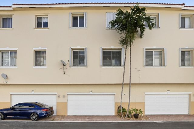 2905 S Greenleaf Circle, Boynton Beach, FL 33426