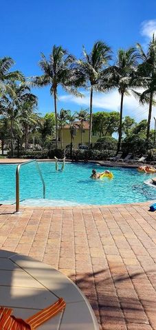 2905 S Greenleaf Circle, Boynton Beach, FL 33426