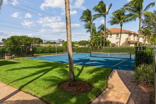 2905 S Greenleaf Circle, Boynton Beach, FL 33426