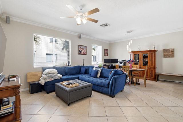 2905 S Greenleaf Circle, Boynton Beach, FL 33426