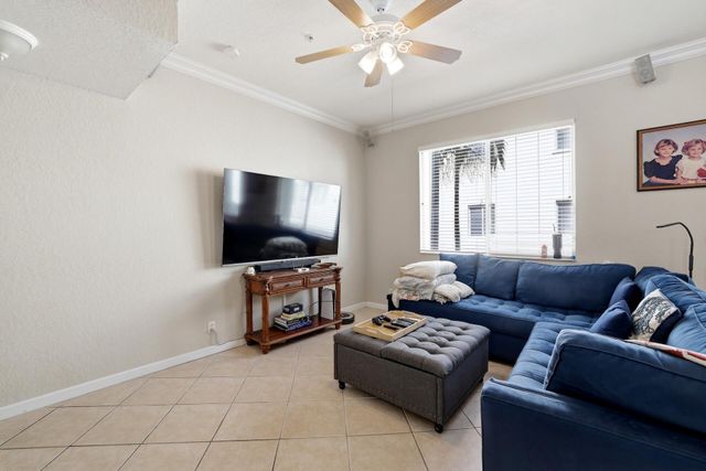 2905 S Greenleaf Circle, Boynton Beach, FL 33426