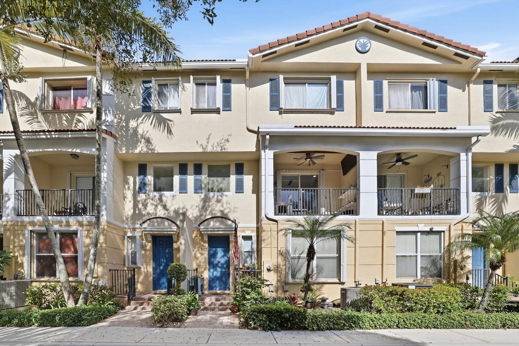 2905 S Greenleaf Circle, Boynton Beach, FL 33426