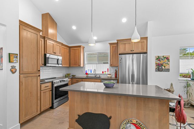 583 Coffee Lane, Ashland, OR 97520