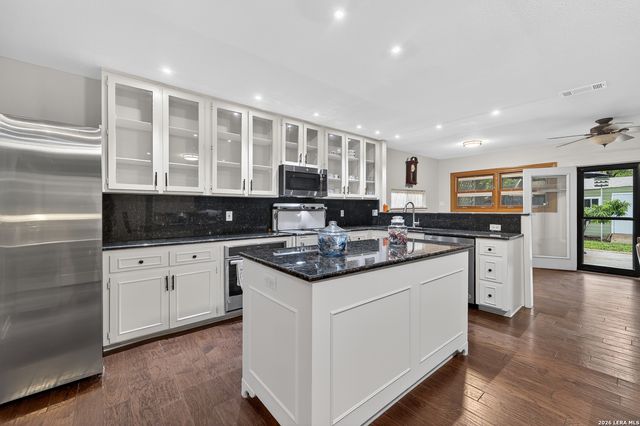 135 Corona Ave, Alamo Heights, TX 78209