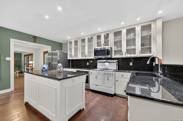 135 Corona Ave, Alamo Heights, TX 78209