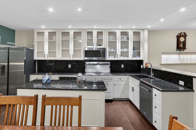 135 Corona Ave, Alamo Heights, TX 78209