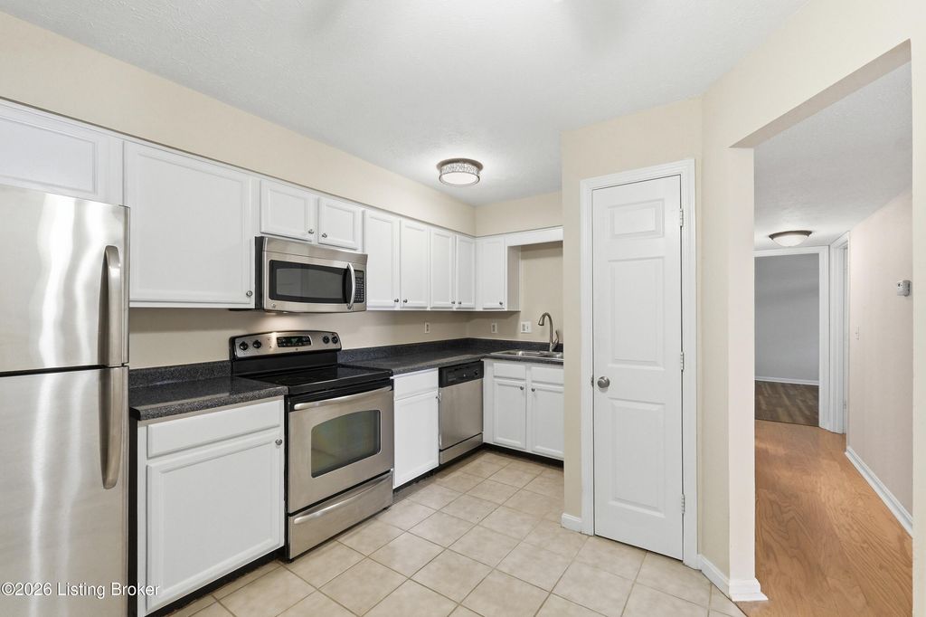 113 La Fontenay Ct, Louisville, KY 40223