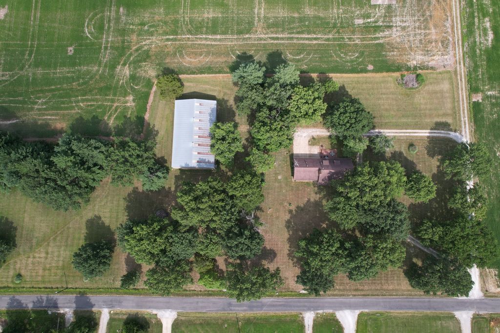 Image 24 of property listing at 1924 Zion Hill Road, Centralia, IL 62801