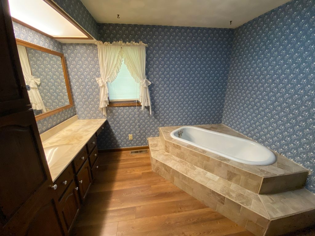 Image 9 of property listing at 1924 Zion Hill Road, Centralia, IL 62801