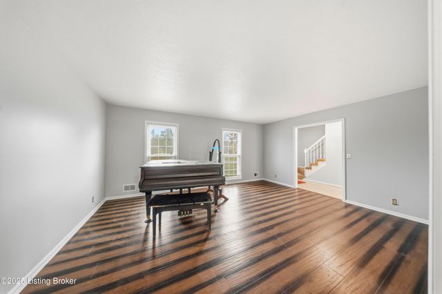 6802 Chepstow Ct, Louisville, KY 40207