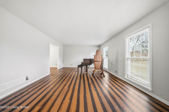 6802 Chepstow Ct, Louisville, KY 40207