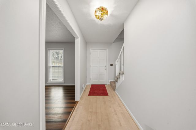 6802 Chepstow Ct, Louisville, KY 40207