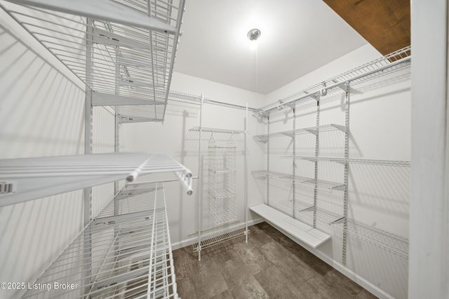 6802 Chepstow Ct, Louisville, KY 40207