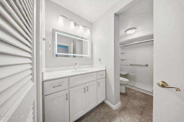 6802 Chepstow Ct, Louisville, KY 40207