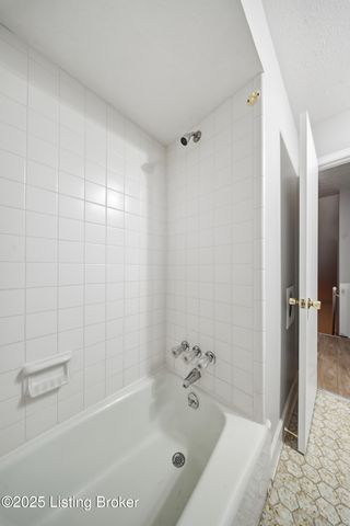 6802 Chepstow Ct, Louisville, KY 40207